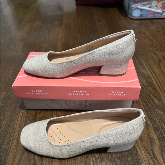 Easy Spirit Women's Beige Block Heel Short Pumps - Picture 2 of 7